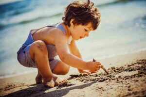 bambino gioca spiaggia