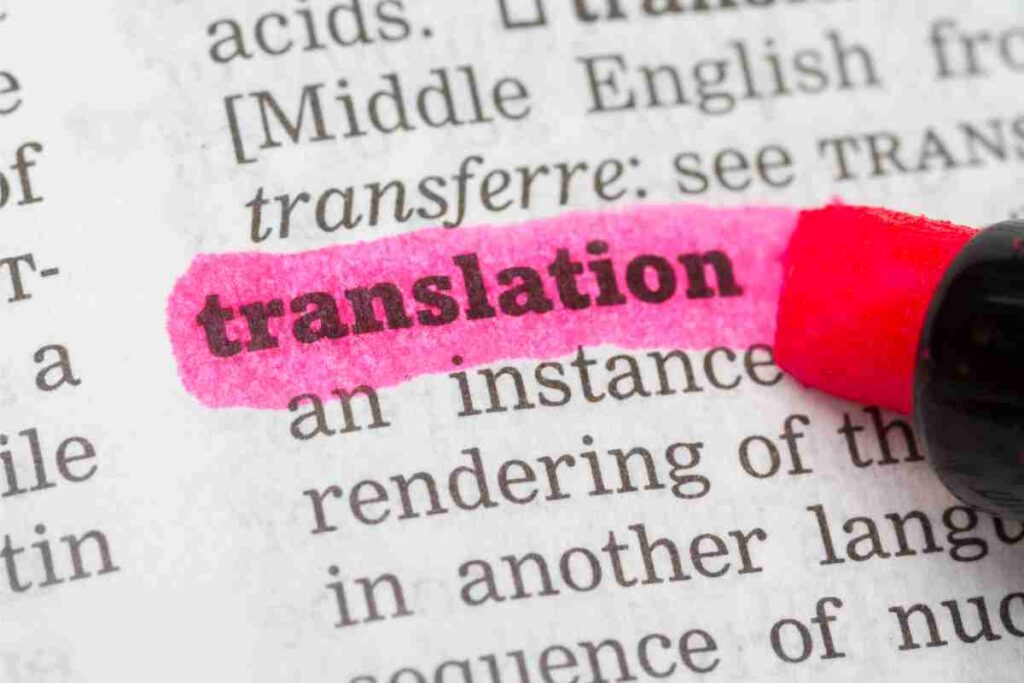 Dizionario di inglese aperto alla parola translation evidenziata di colore rosa