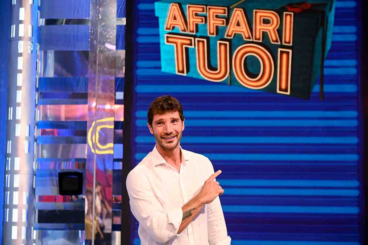 Stefano De Martino saluta pubblico Affari Tuoi