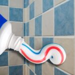 Pulire le piastrelle del bagno con il dentifricio